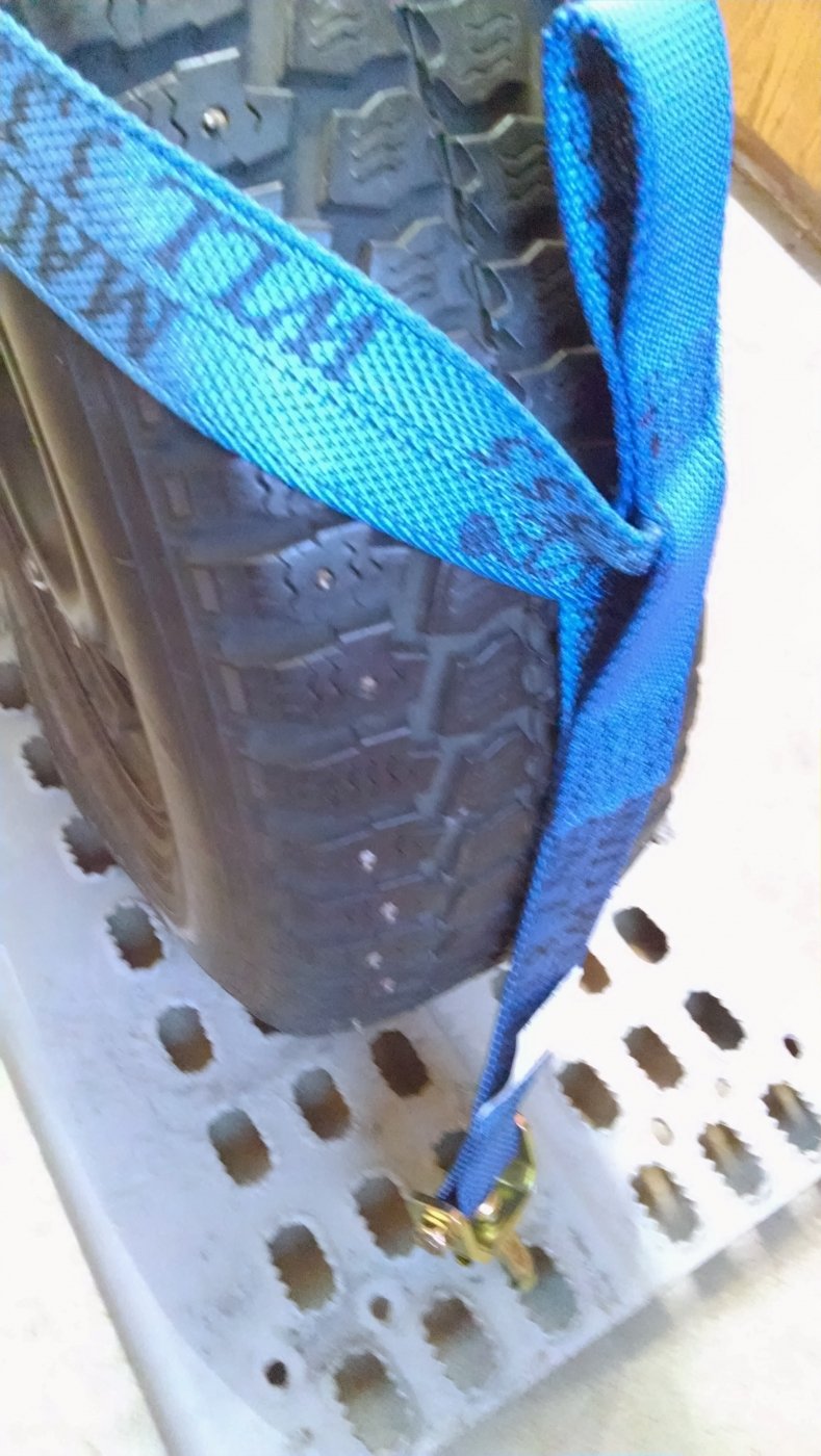 large_552617_closeupoffrontadjustablebasketwheelstrap.jpg