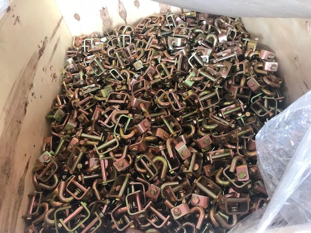 large_553640_lots_of_swivel_J_hooks.jpg